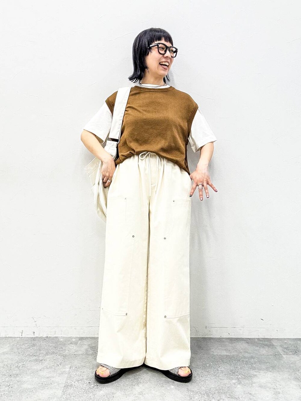 ホワイト系のその他パンツ、ホワイト系のショルダーバッグ、ホワイト系のTシャツ/カットソーを着用したレディースの春コーディネートの2枚目の写真