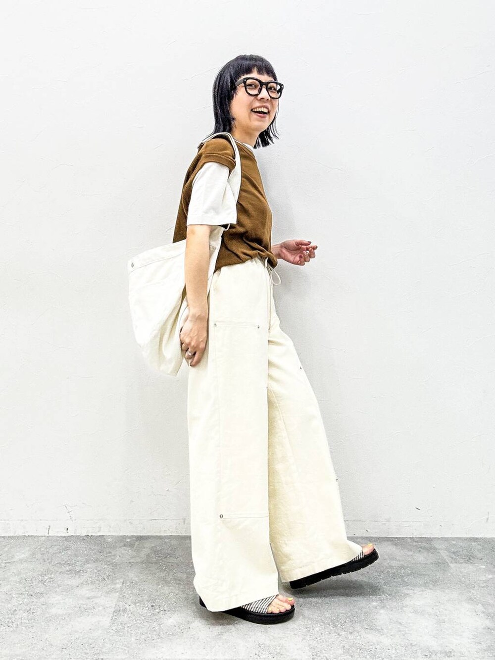 ホワイト系のその他パンツ、ホワイト系のショルダーバッグ、ホワイト系のTシャツ/カットソーを着用したレディースの春コーディネートの6枚目の写真