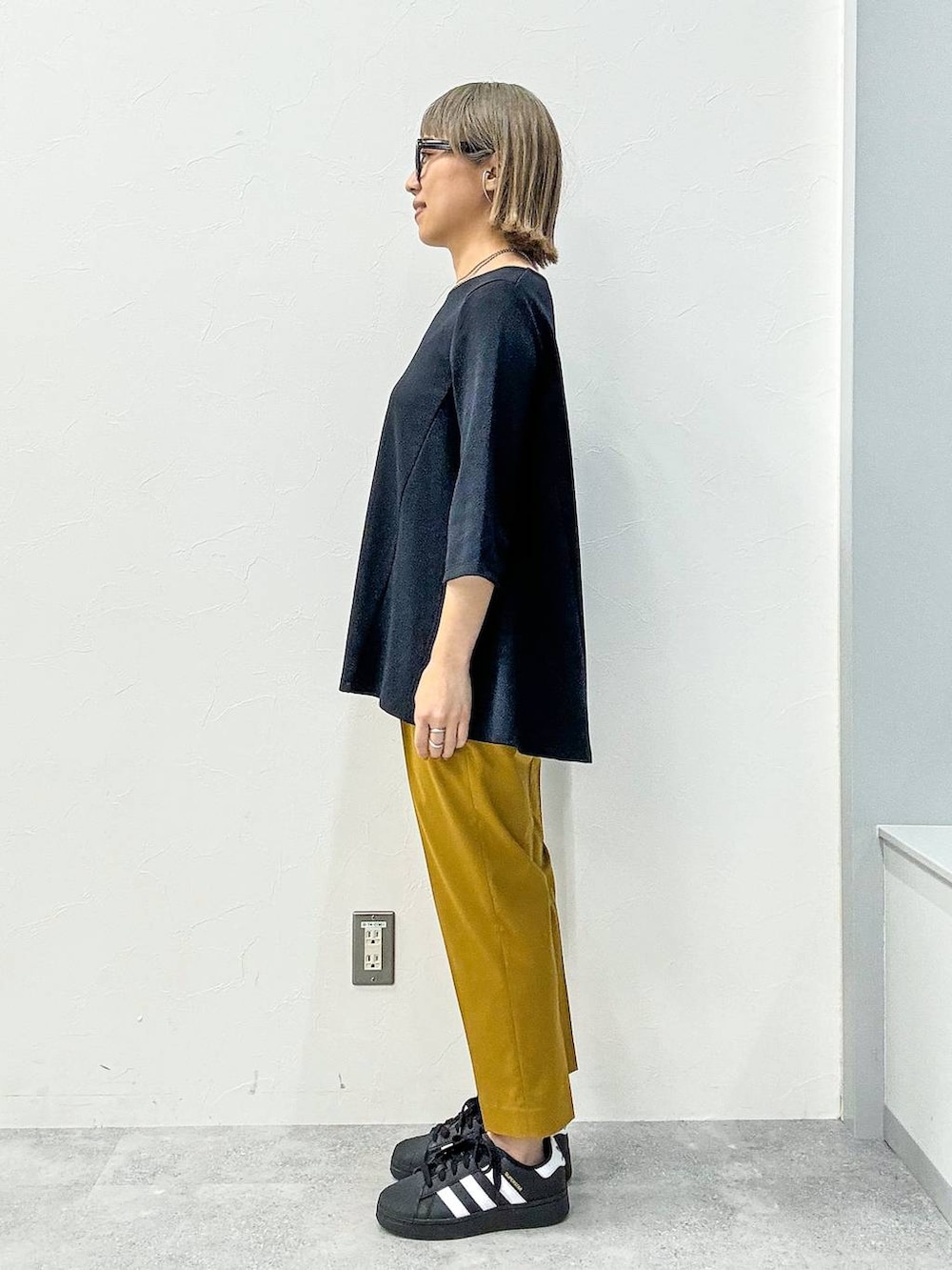 ブラック系のデニムジャケット、ブラック系のTシャツ/カットソーを着用したレディースの春コーディネートの7枚目の写真