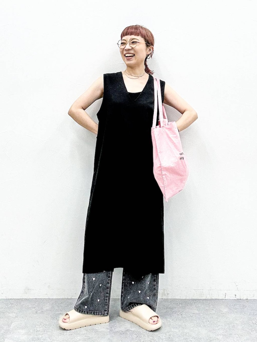 ブラック系のTシャツ/カットソー、ブラック系のワンピース、ブラック系のデニムパンツを着用したレディースの夏コーディネートの2枚目の写真