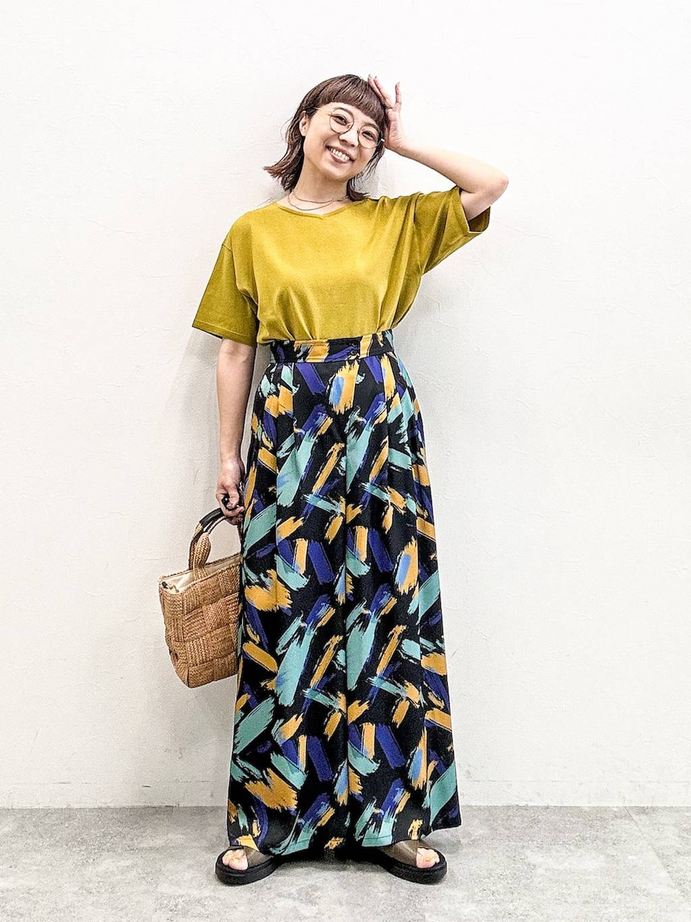 グリーン系のサンダル、イエロー系のTシャツ/カットソー、ブラック系のその他パンツを着用したレディースの夏コーディネートの2枚目の写真