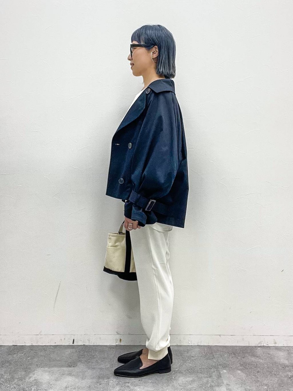 ホワイト系のトートバッグ、ブラック系のローファー、ホワイト系のその他パンツを着用したレディースの春コーディネートの3枚目の写真