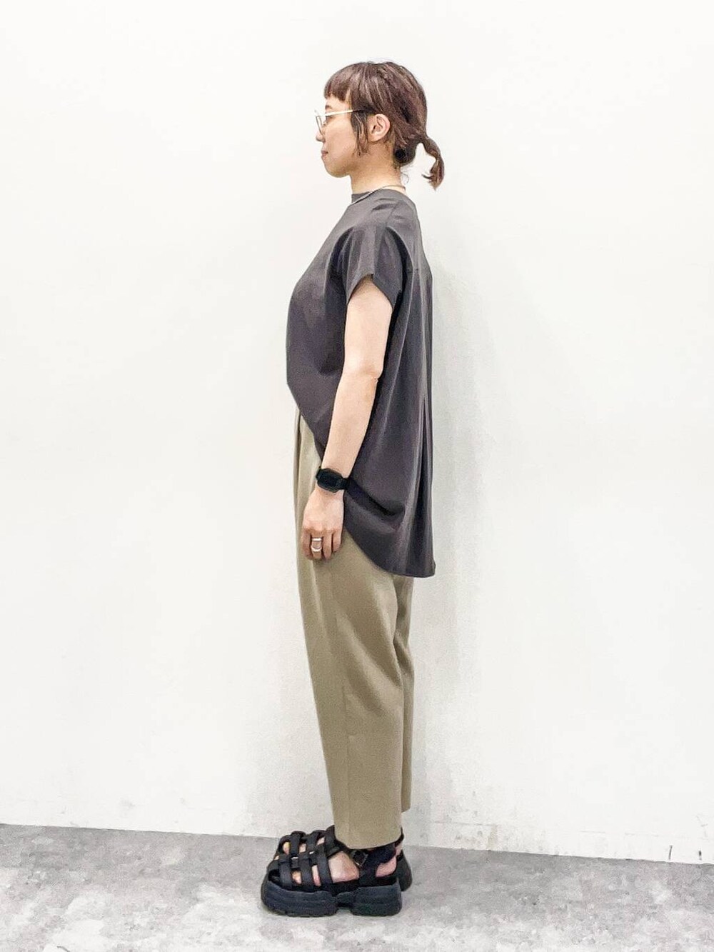 ベージュ系のその他パンツ、グレー系のTシャツ/カットソーを着用したレディースの夏コーディネートの3枚目の写真
