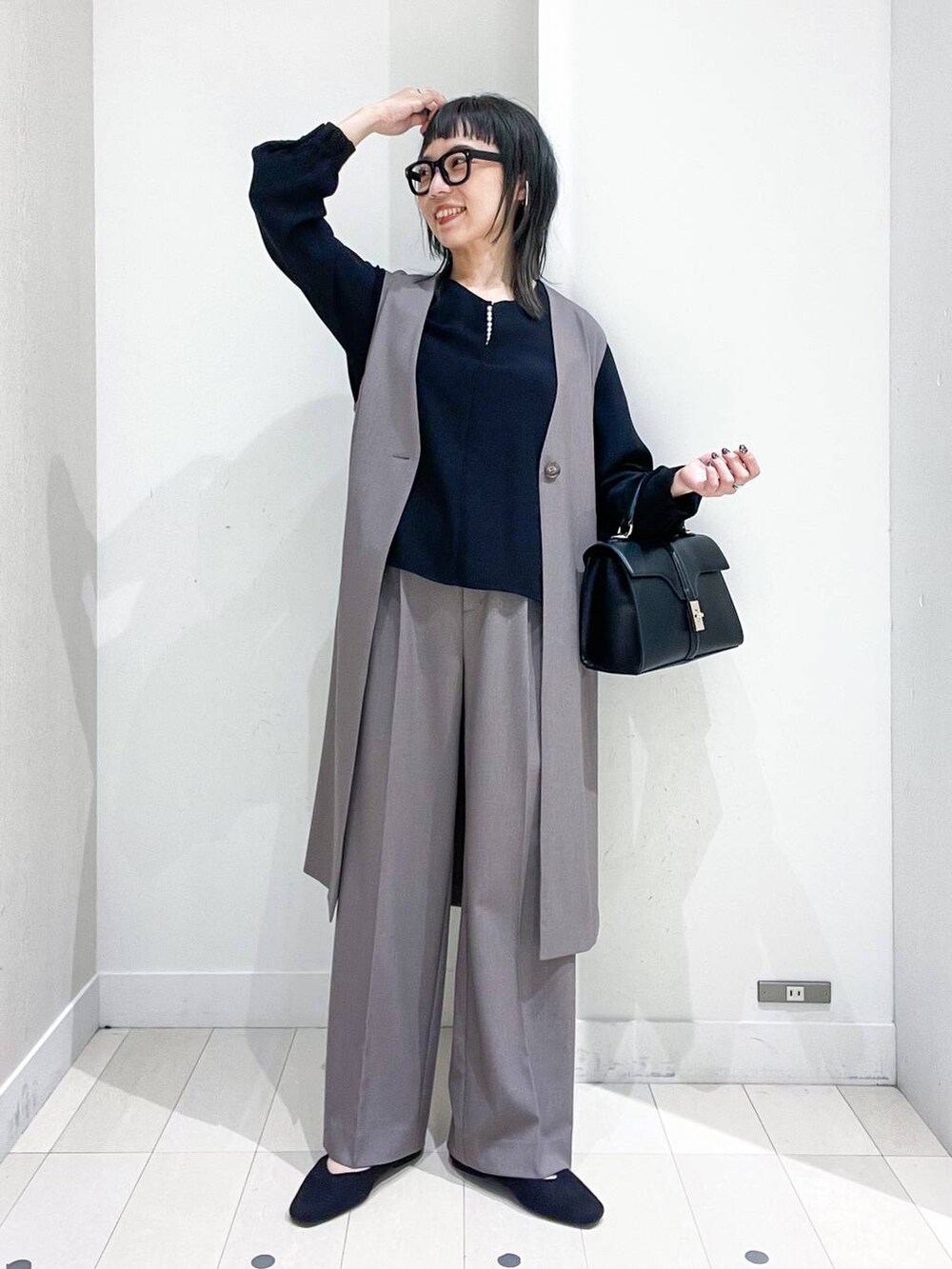 ブラック系のパンプス、ブラック系のシャツ/ブラウス、ブラウン系のその他パンツを着用したレディースの冬コーディネートの2枚目の写真