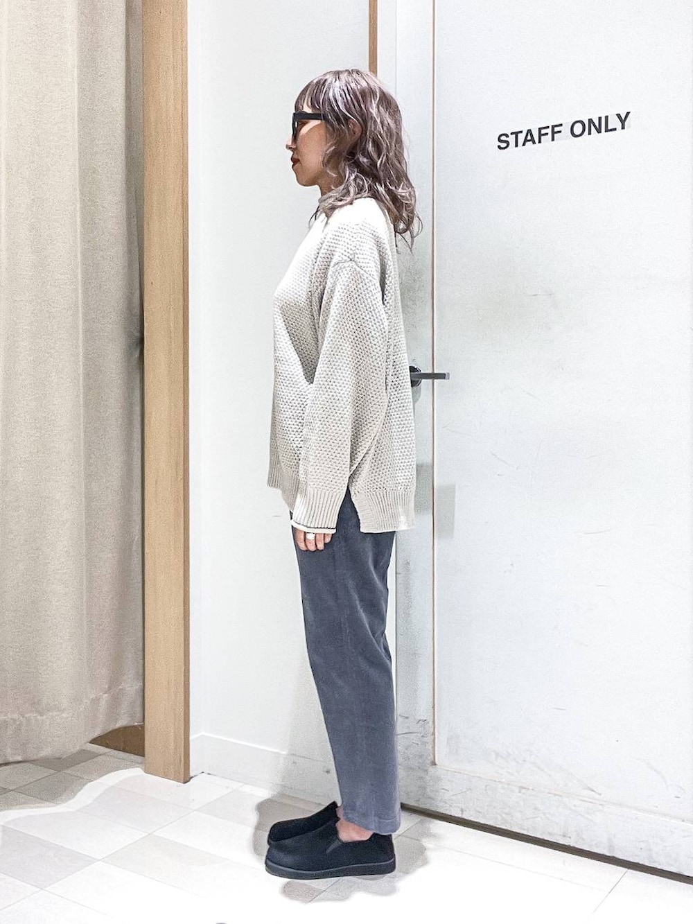 ホワイト系のブルゾン、ベージュ系のニット/セーター、ブルー系のその他パンツを着用したレディースの冬コーディネートの7枚目の写真
