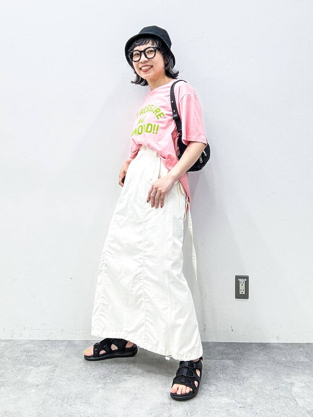 ホワイト系のスカート、ブラック系のサンダル、ピンク系のTシャツ/カットソーを着用したレディースの春コーディネートの7枚目の写真