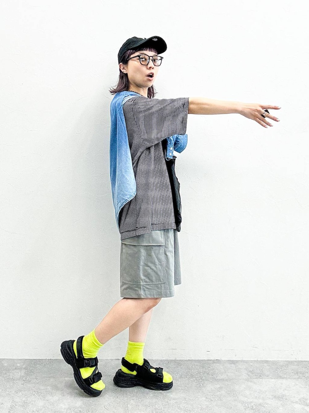 ブラック系のTシャツ/カットソー、ブラック系のサンダル、ブラック系のショルダーバッグを着用したレディースの夏コーディネートの5枚目の写真