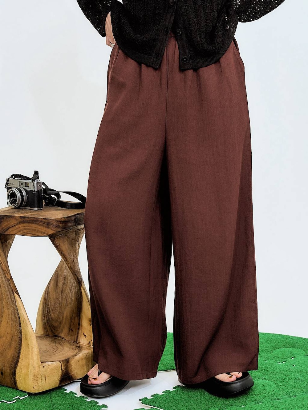 ブラック系のシャツ/ブラウスを着用したレディースの春コーディネートの4枚目の写真