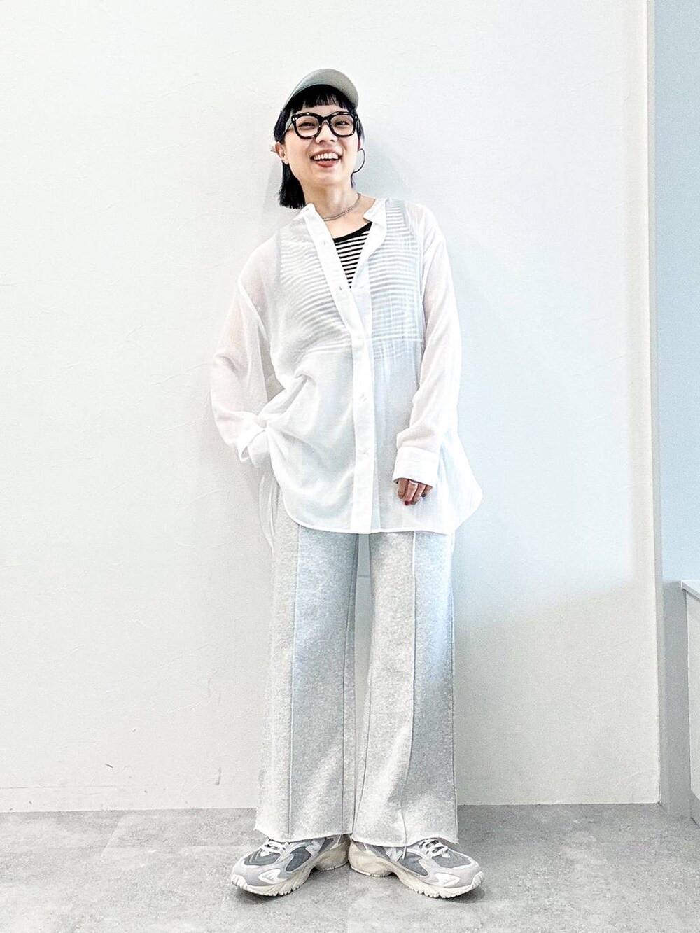 グレー系のスウェットパンツ、ホワイト系のシャツ/ブラウス、ホワイト系のキャップを着用したレディースの春コーディネートの6枚目の写真