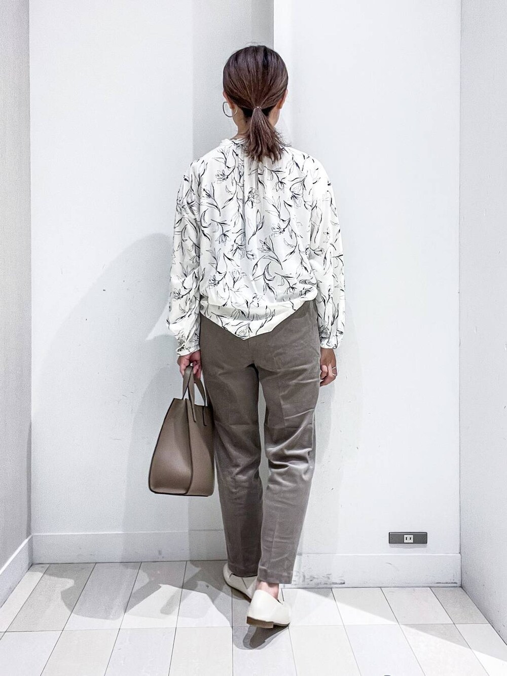 ホワイト系のローファー、ベージュ系のカーディガン/ボレロ、ホワイト系のシャツ/ブラウスを着用したレディースの秋コーディネートの8枚目の写真