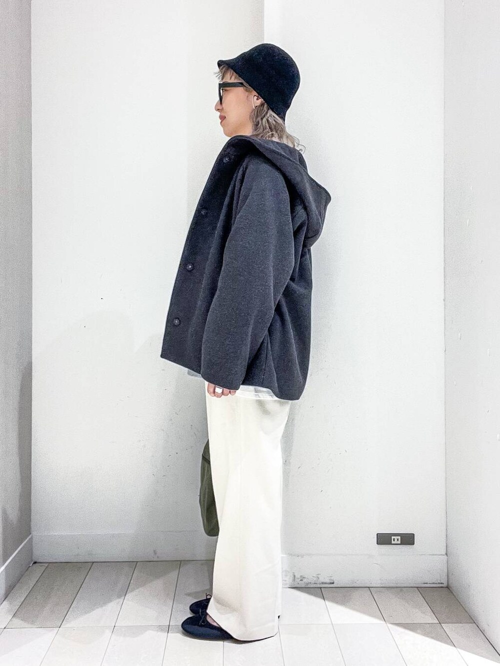 グレー系のその他アウター、その他のTシャツ/カットソー、グレー系のニット/セーターを着用したレディースの冬コーディネートの3枚目の写真