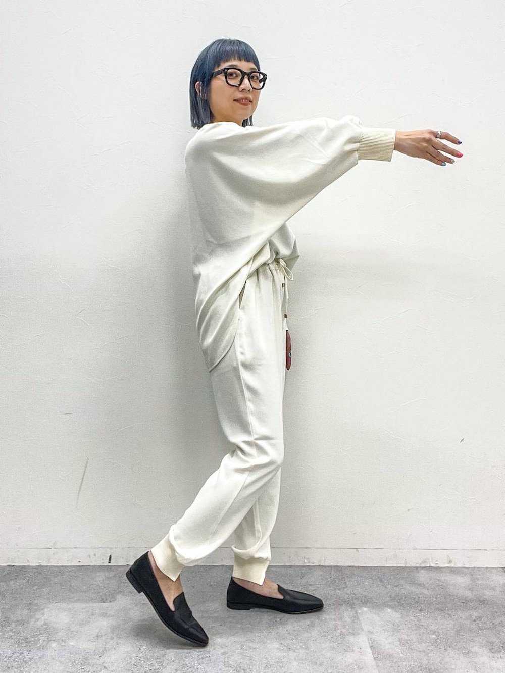 ホワイト系のトートバッグ、ブラック系のローファー、ホワイト系のその他パンツを着用したレディースの春コーディネートの9枚目の写真