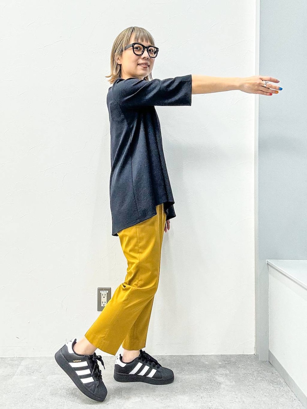 ブラック系のデニムジャケット、ブラック系のTシャツ/カットソーを着用したレディースの春コーディネートの9枚目の写真