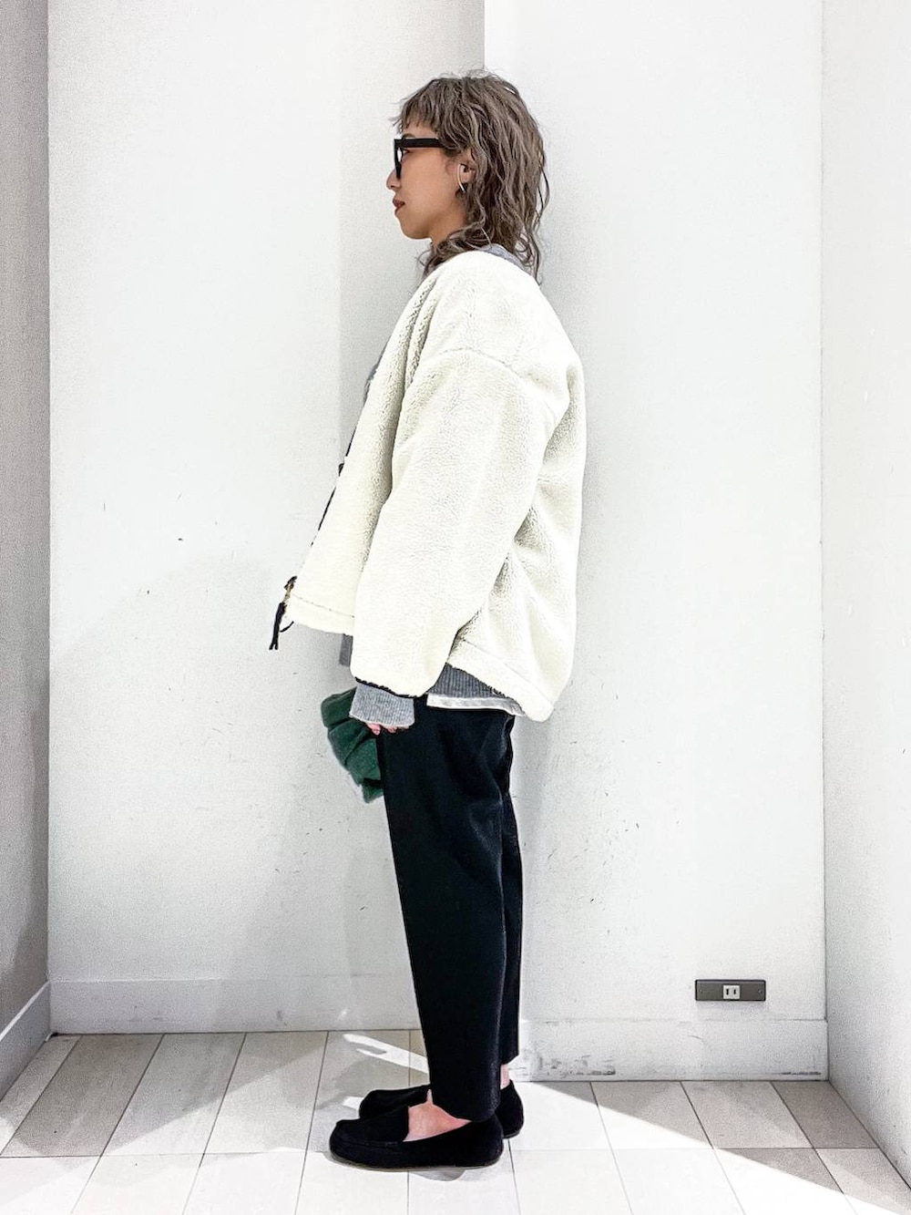その他のTシャツ/カットソー、グレー系のニット/セーター、ホワイト系のブルゾンを着用したレディースの冬コーディネートの3枚目の写真