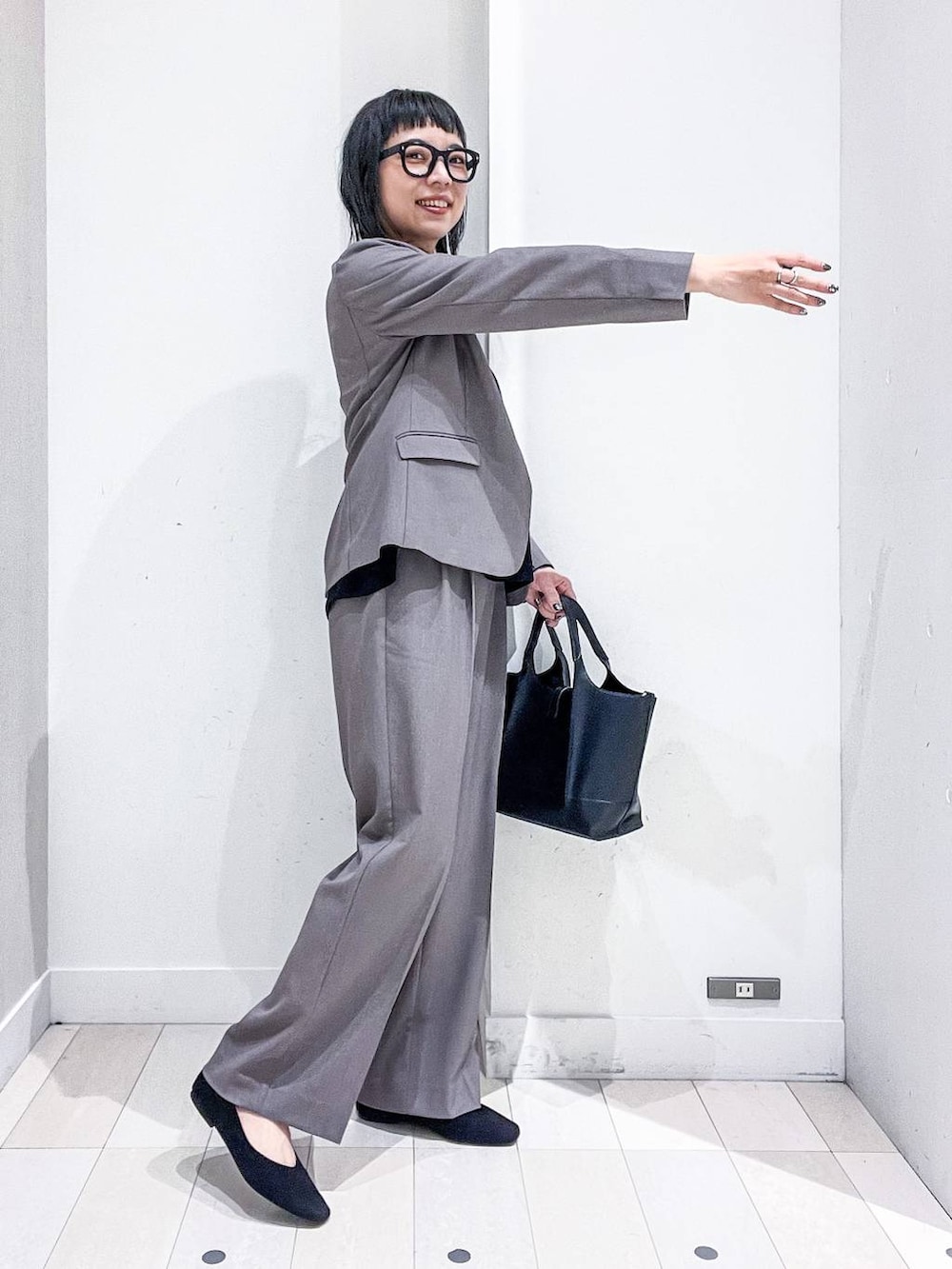 ブラック系のパンプス、ブラウン系のスーツジャケット、ブラック系のシャツ/ブラウスを着用したレディースの秋コーディネートの5枚目の写真