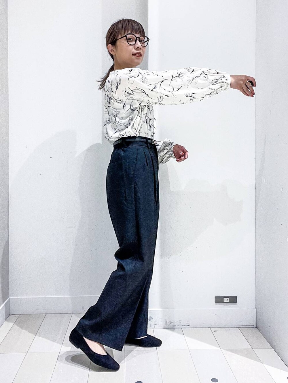 ブラック系のその他パンツ、ホワイト系のシャツ/ブラウス、グレー系のカーディガン/ボレロを着用したレディースの秋コーディネートの9枚目の写真