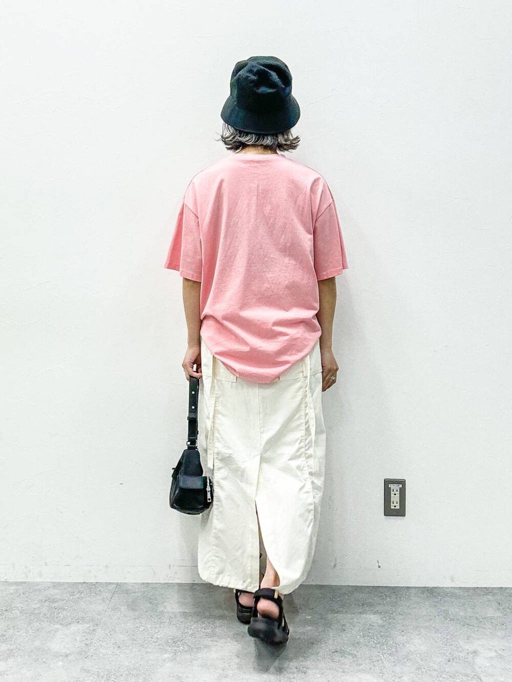 ホワイト系のスカート、ブラック系のサンダル、ピンク系のTシャツ/カットソーを着用したレディースの春コーディネートの4枚目の写真