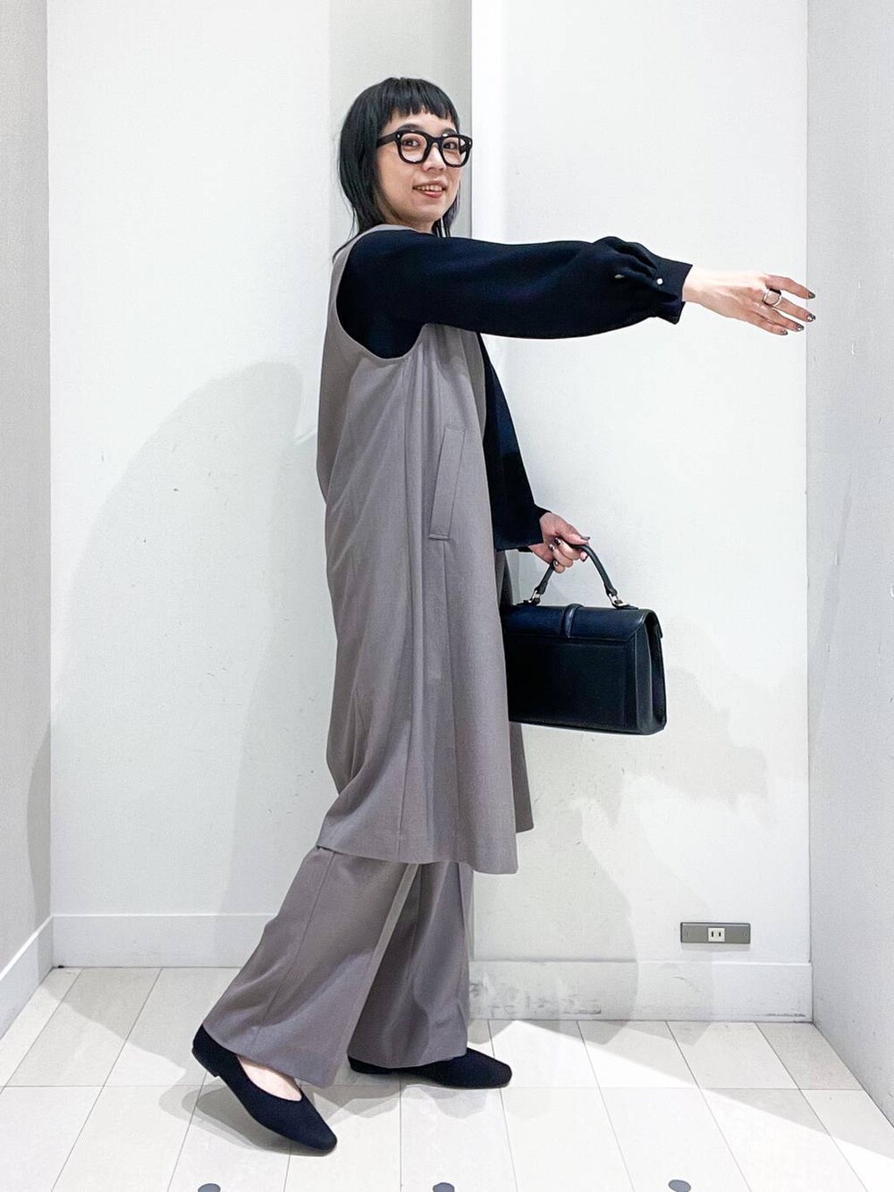 ブラック系のパンプス、ブラック系のシャツ/ブラウス、ブラウン系のその他パンツを着用したレディースの冬コーディネートの5枚目の写真