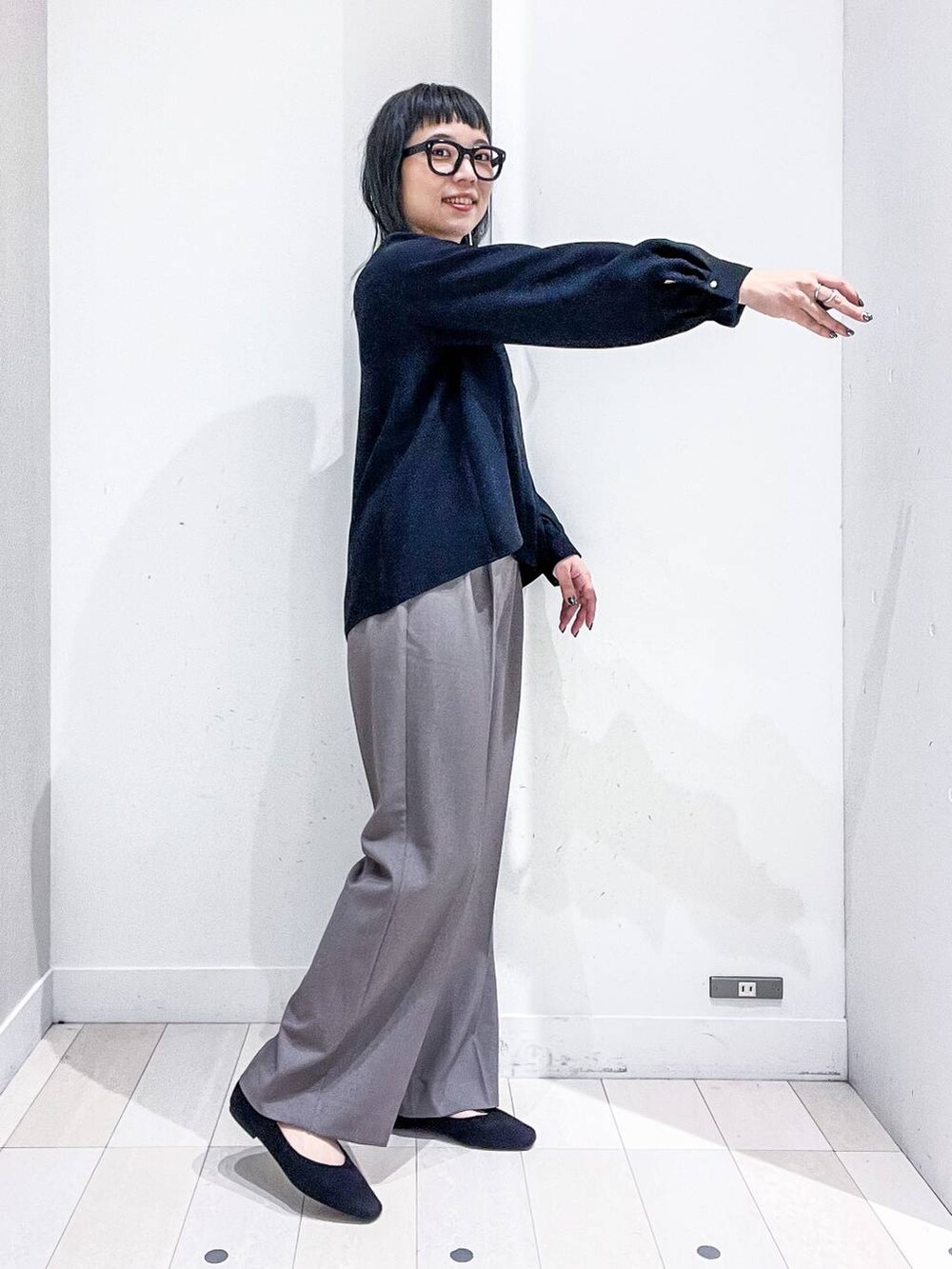 ブラック系のパンプス、ブラック系のシャツ/ブラウス、ブラウン系のその他パンツを着用したレディースの冬コーディネートの9枚目の写真