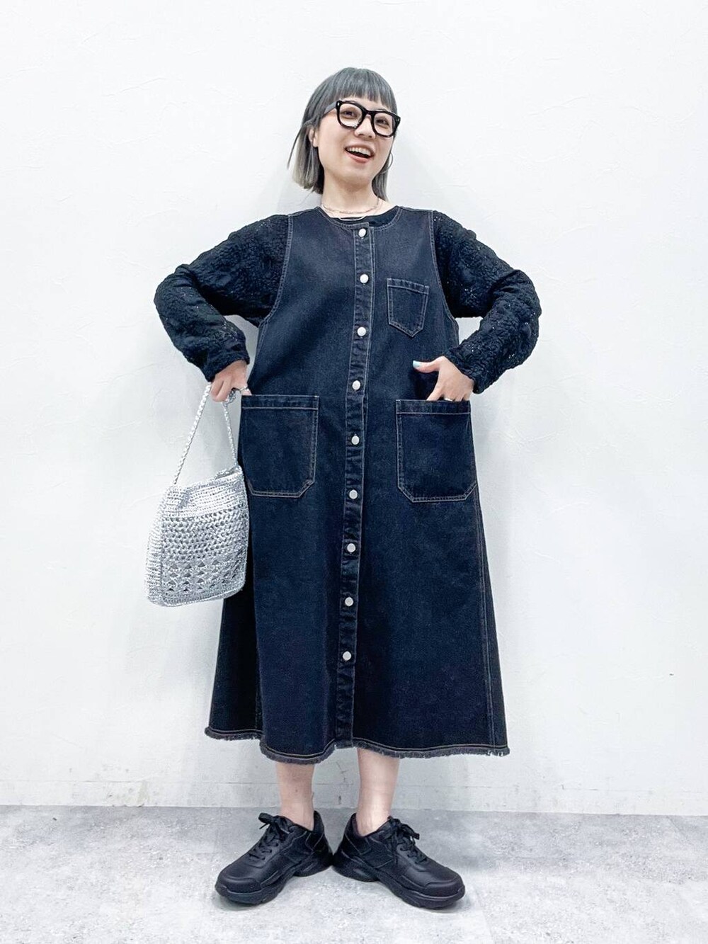 ブラック系のTシャツ/カットソーを着用したレディースの春コーディネートの9枚目の写真