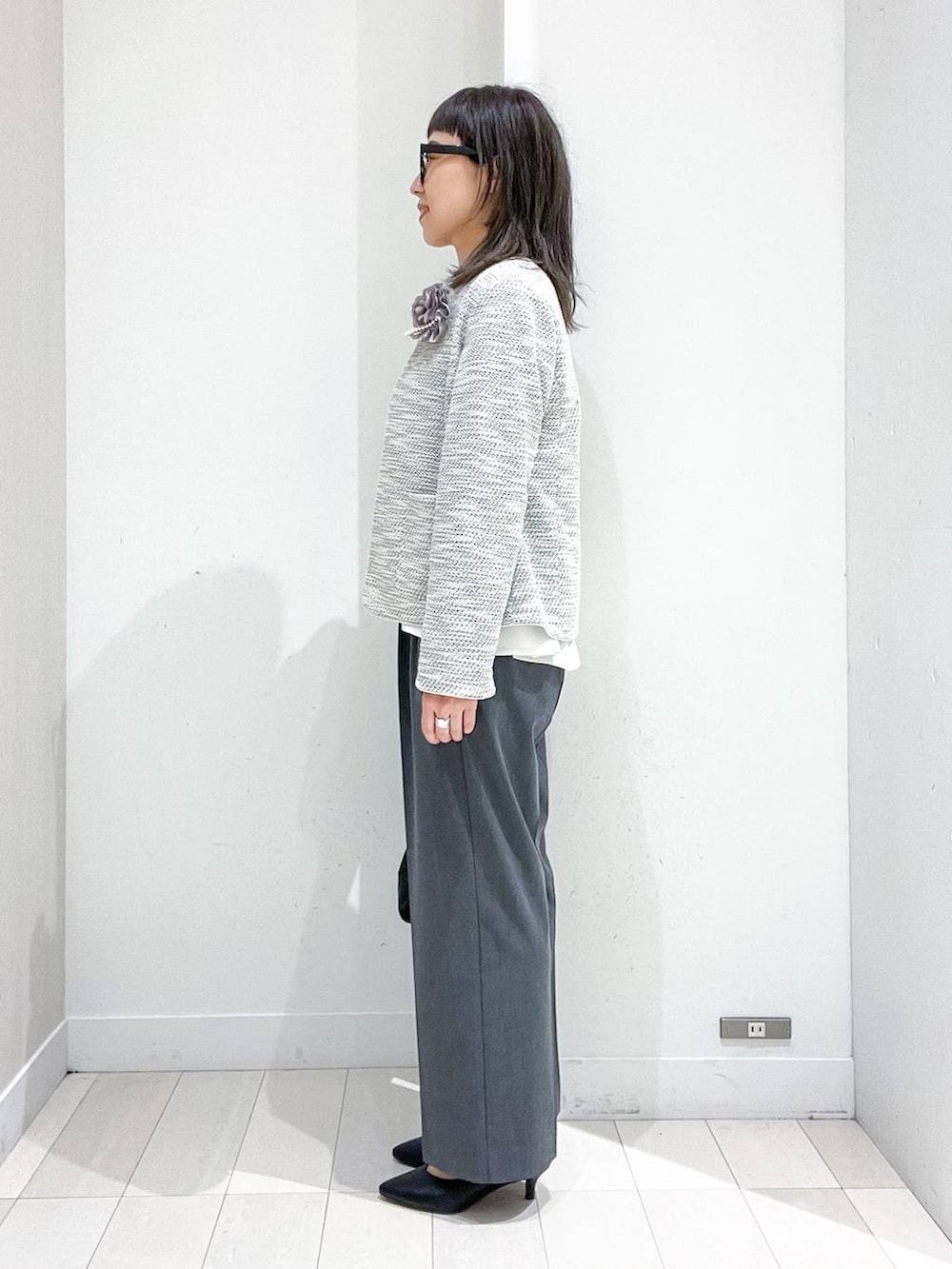 ブラック系のパンプス、ホワイト系のノーカラージャケット、ホワイト系のシャツ/ブラウスを着用したレディースの冬コーディネートの3枚目の写真