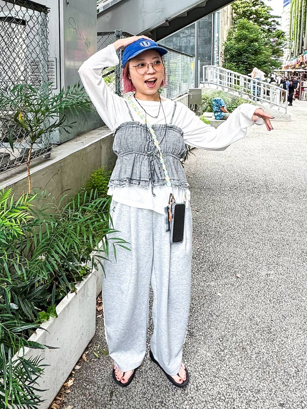グレー系のスウェットパンツ、ホワイト系のTシャツ/カットソー、グレー系のその他トップスを着用したレディースの夏コーディネートの2枚目の写真