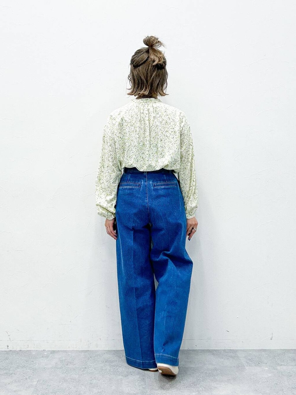 ブルー系のデニムパンツ、ホワイト系のパンプス、イエロー系のシャツ/ブラウスを着用したレディースの春コーディネートの8枚目の写真