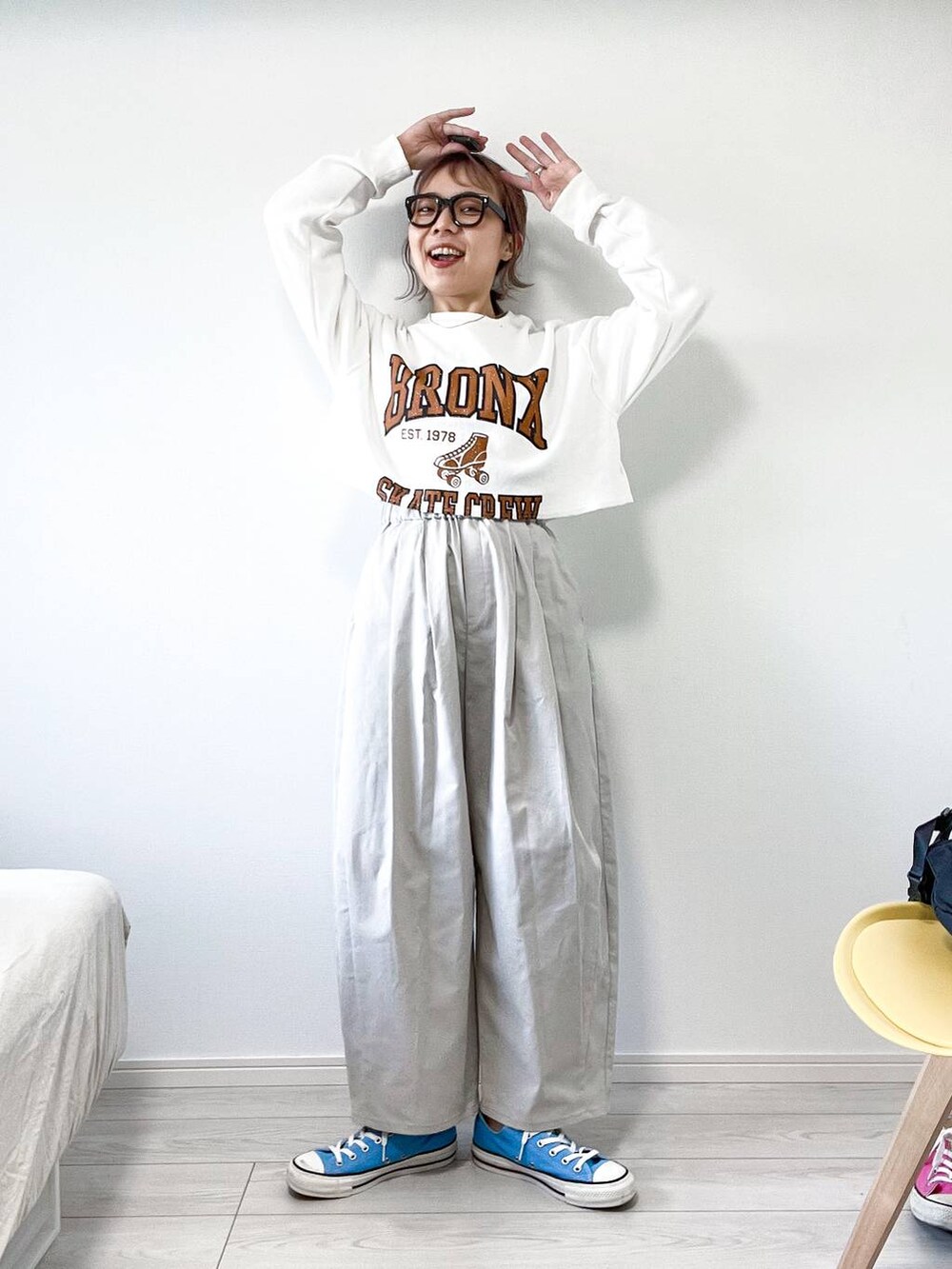 ホワイト系のスウェット、グレー系のその他パンツを着用したレディースの春コーディネートの6枚目の写真