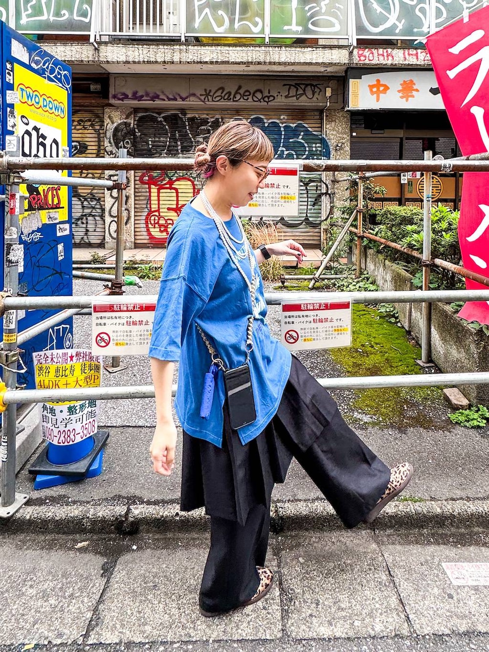 その他のスニーカー、ブラック系のその他パンツ、ブルー系のTシャツ/カットソーを着用したレディースの春コーディネートの6枚目の写真