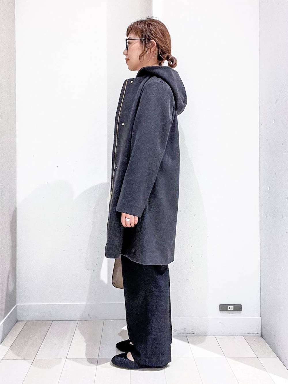 ベージュ系のショルダーバッグ、グレー系のノーカラーコート、ブラック系のその他パンツを着用したレディースの秋コーディネートの3枚目の写真