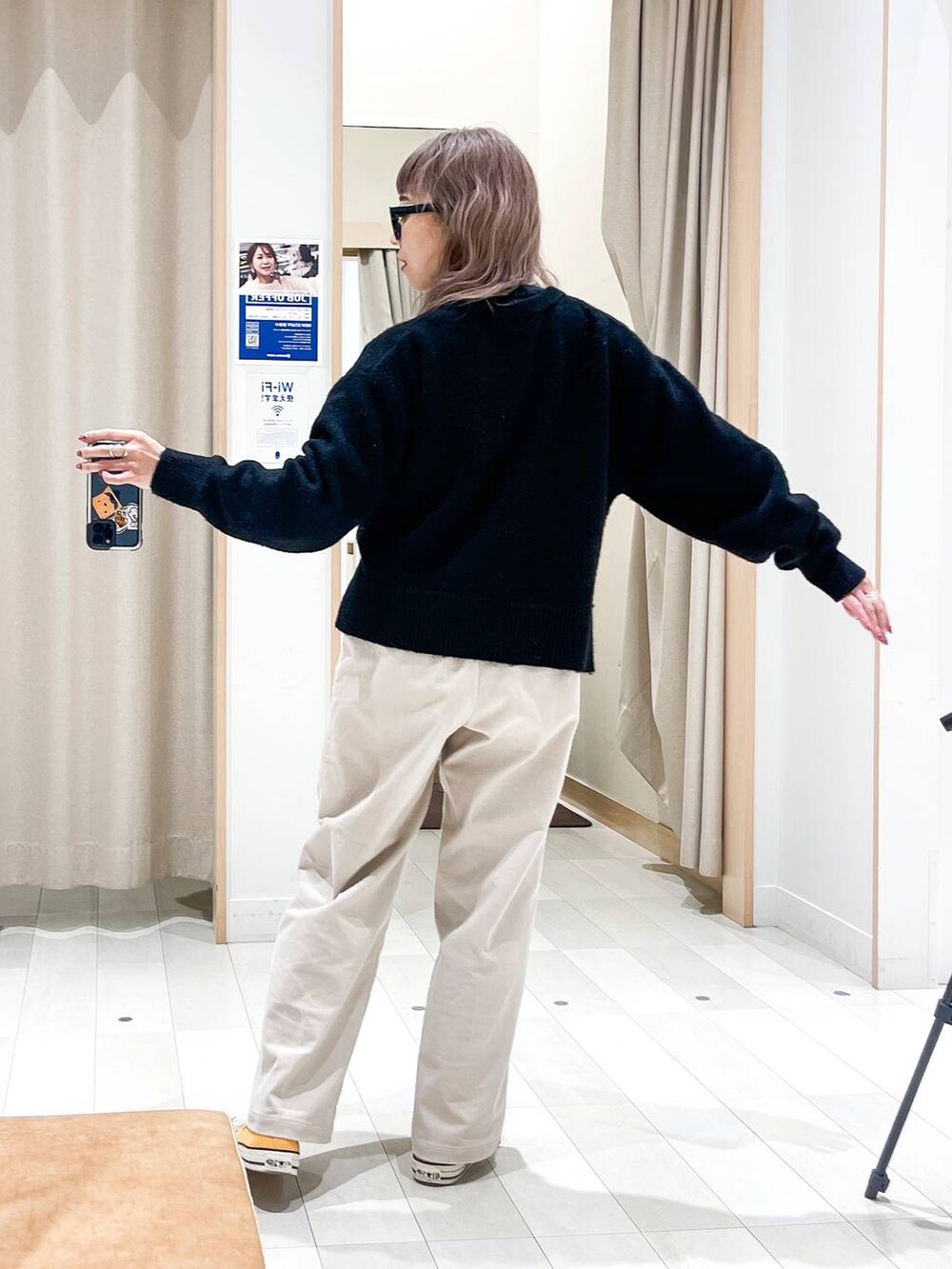 ブラック系のニット/セーター、ホワイト系のブルゾン、ベージュ系のその他パンツを着用したレディースの冬コーディネートの8枚目の写真
