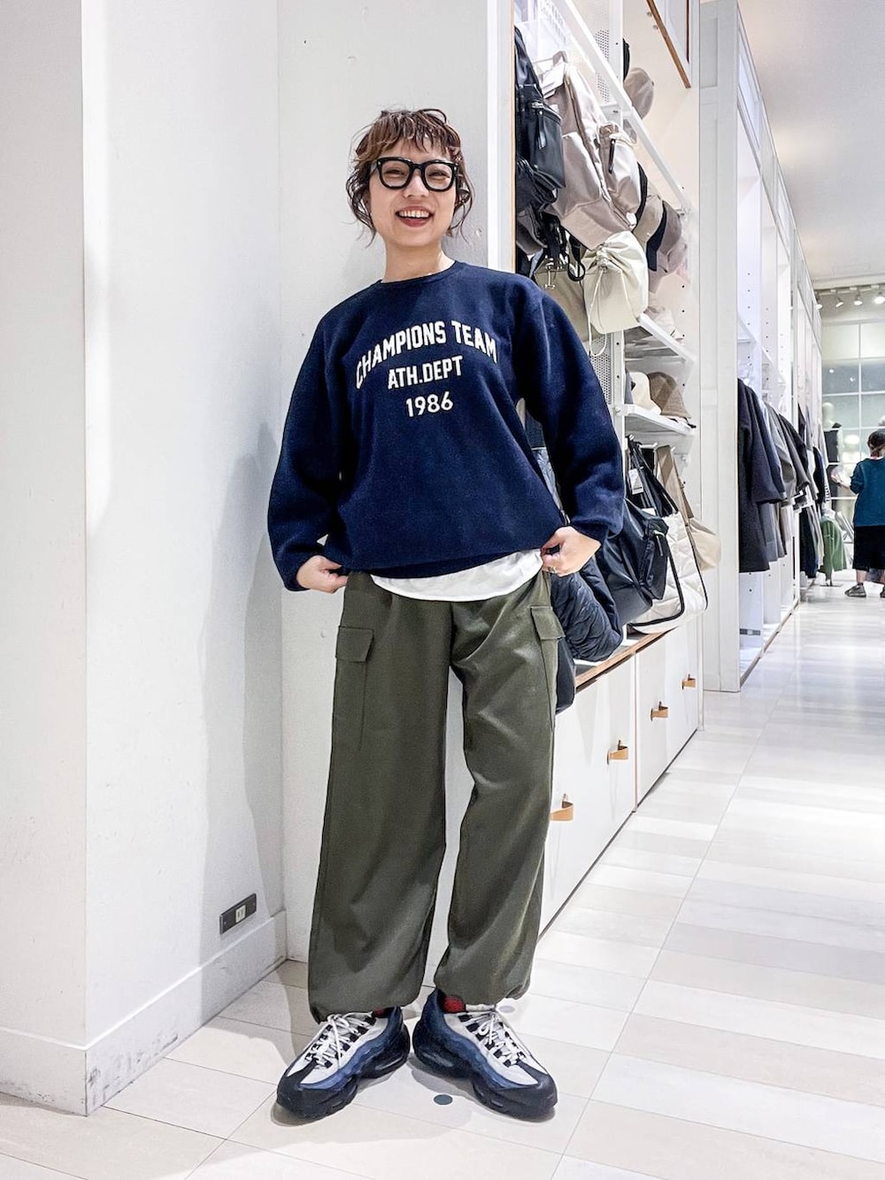 その他のTシャツ/カットソー、ブルー系のニット/セーター、グリーン系のカーゴパンツを着用したレディースの秋コーディネートの2枚目の写真