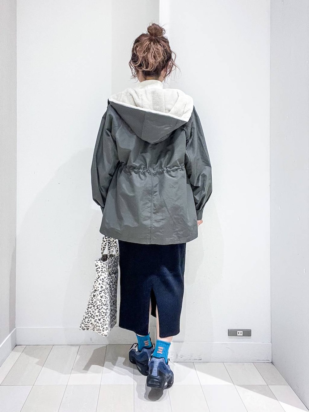 その他のトートバッグ、ホワイト系のTシャツ/カットソー、グリーン系のマウンテンパーカーを着用したレディースの秋コーディネートの4枚目の写真