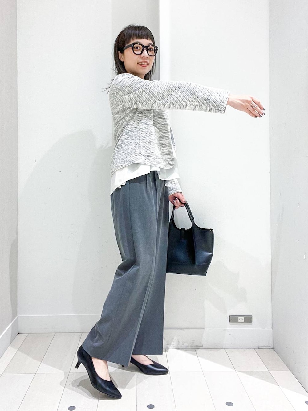 ブラック系のパンプス、ホワイト系のノーカラージャケット、ホワイト系のシャツ/ブラウスを着用したレディースの冬コーディネートの5枚目の写真