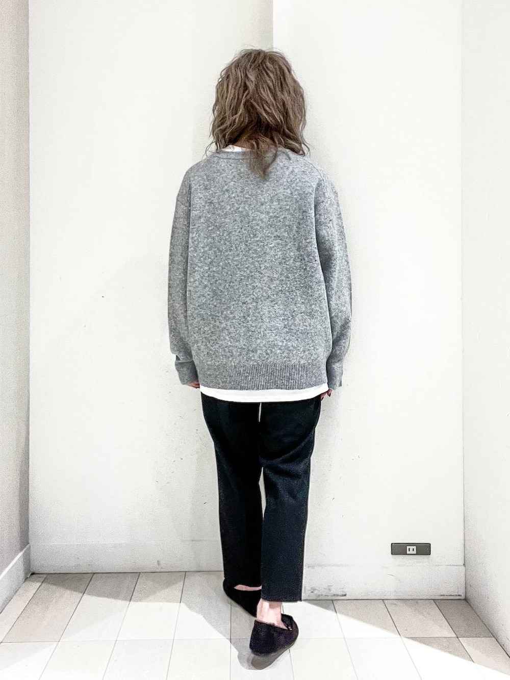 その他のTシャツ/カットソー、グレー系のニット/セーター、ホワイト系のブルゾンを着用したレディースの冬コーディネートの8枚目の写真