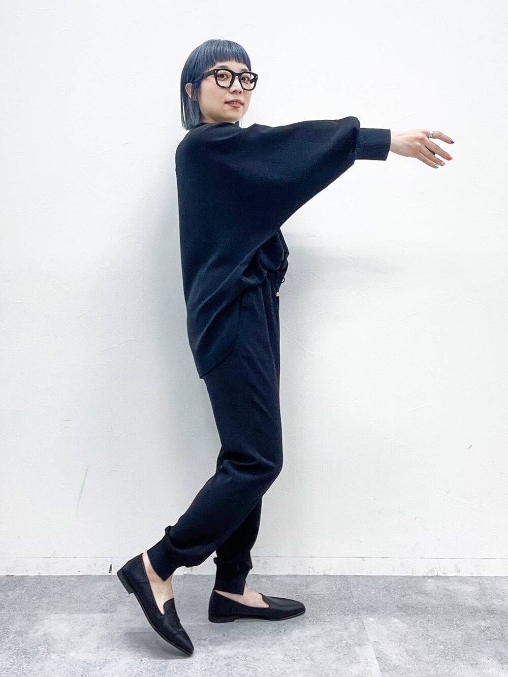 ホワイト系のトートバッグ、ブラック系のローファー、ブラック系のその他パンツを着用したレディースの春コーディネートの9枚目の写真