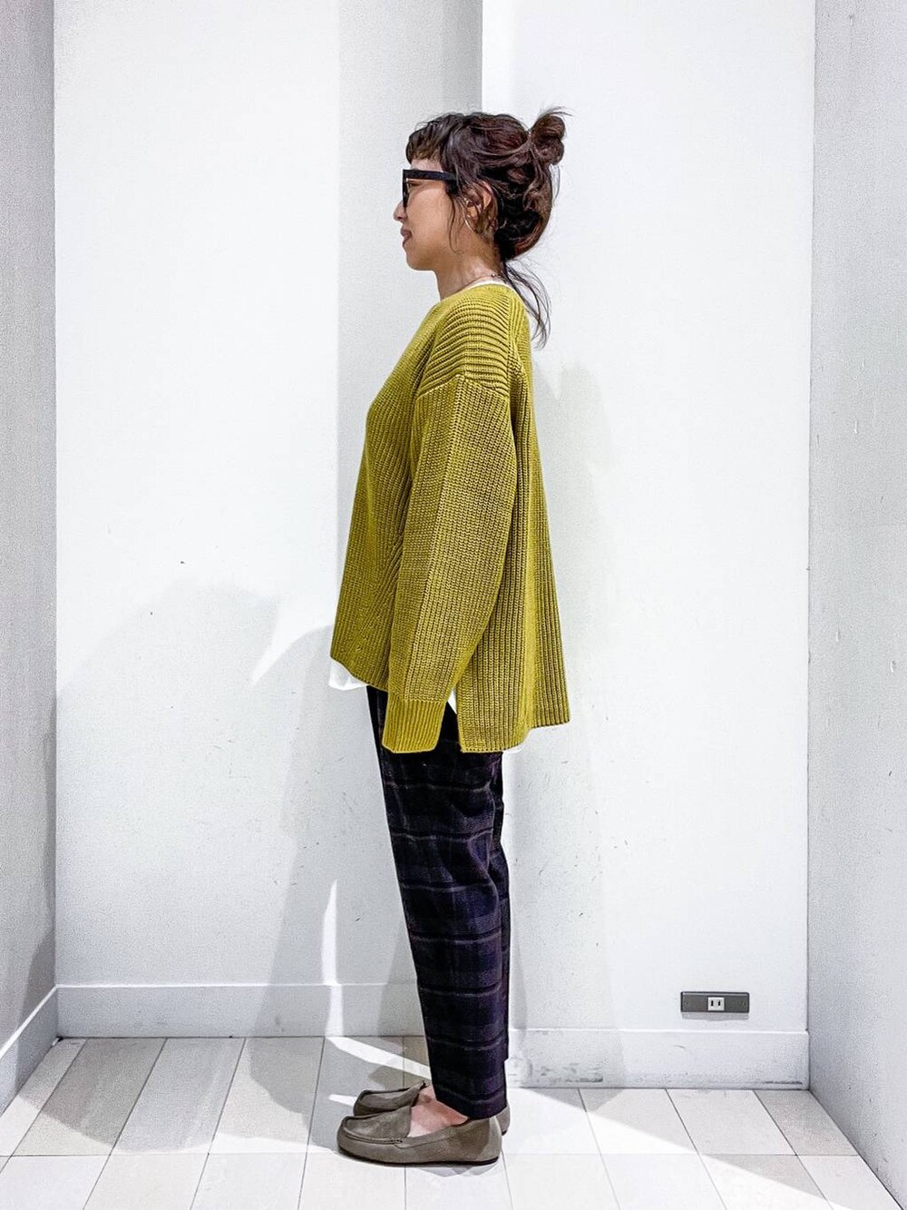 ベージュ系のその他アウター、その他のTシャツ/カットソー、イエロー系のニット/セーターを着用したレディースの冬コーディネートの7枚目の写真