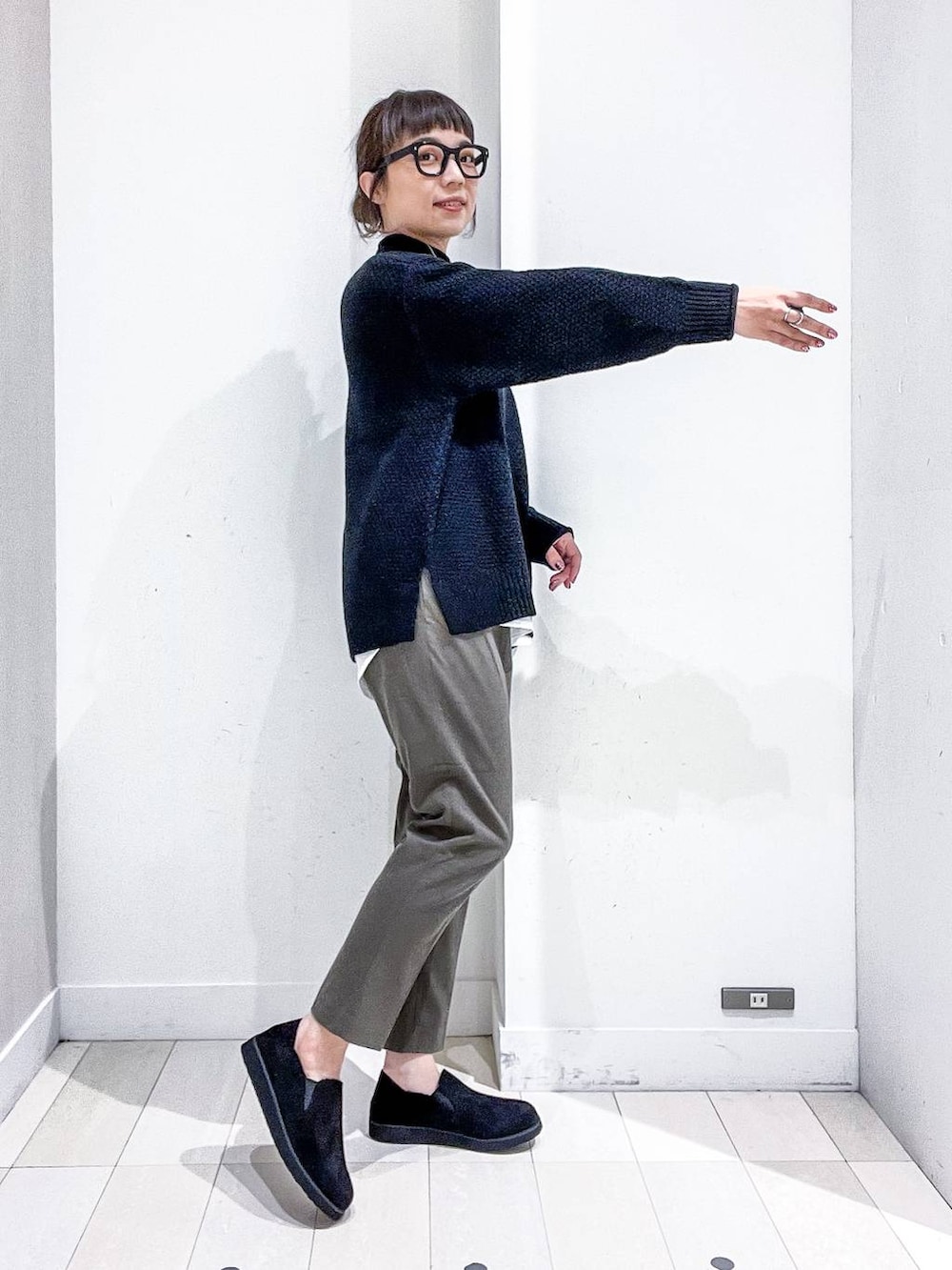 ホワイト系のトートバッグ、ホワイト系のその他アウター、その他のTシャツ/カットソーを着用したレディースの秋コーディネートの9枚目の写真