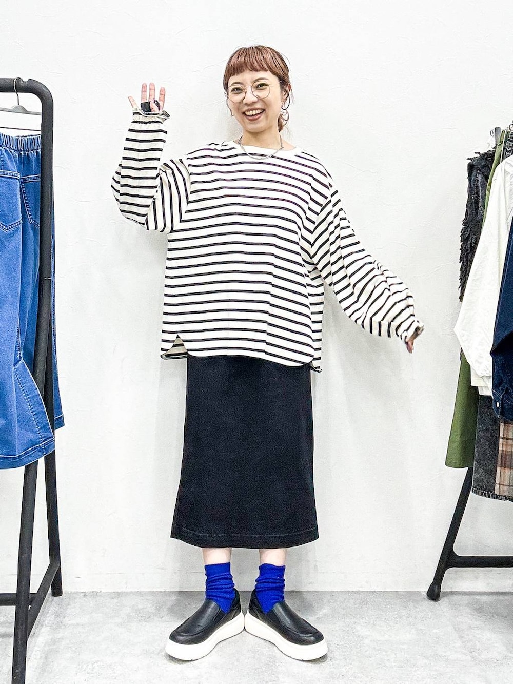 ブラック系のスカート、ブラック系のスリッポン、グレー系のTシャツ/カットソーを着用したレディースの秋コーディネートの7枚目の写真