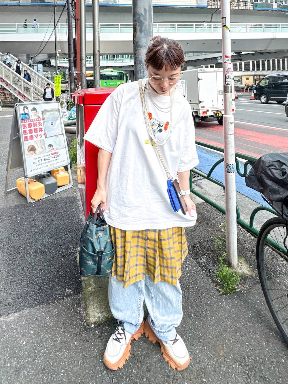ホワイト系のTシャツ/カットソーを着用したレディースの春コーディネートの2枚目の写真