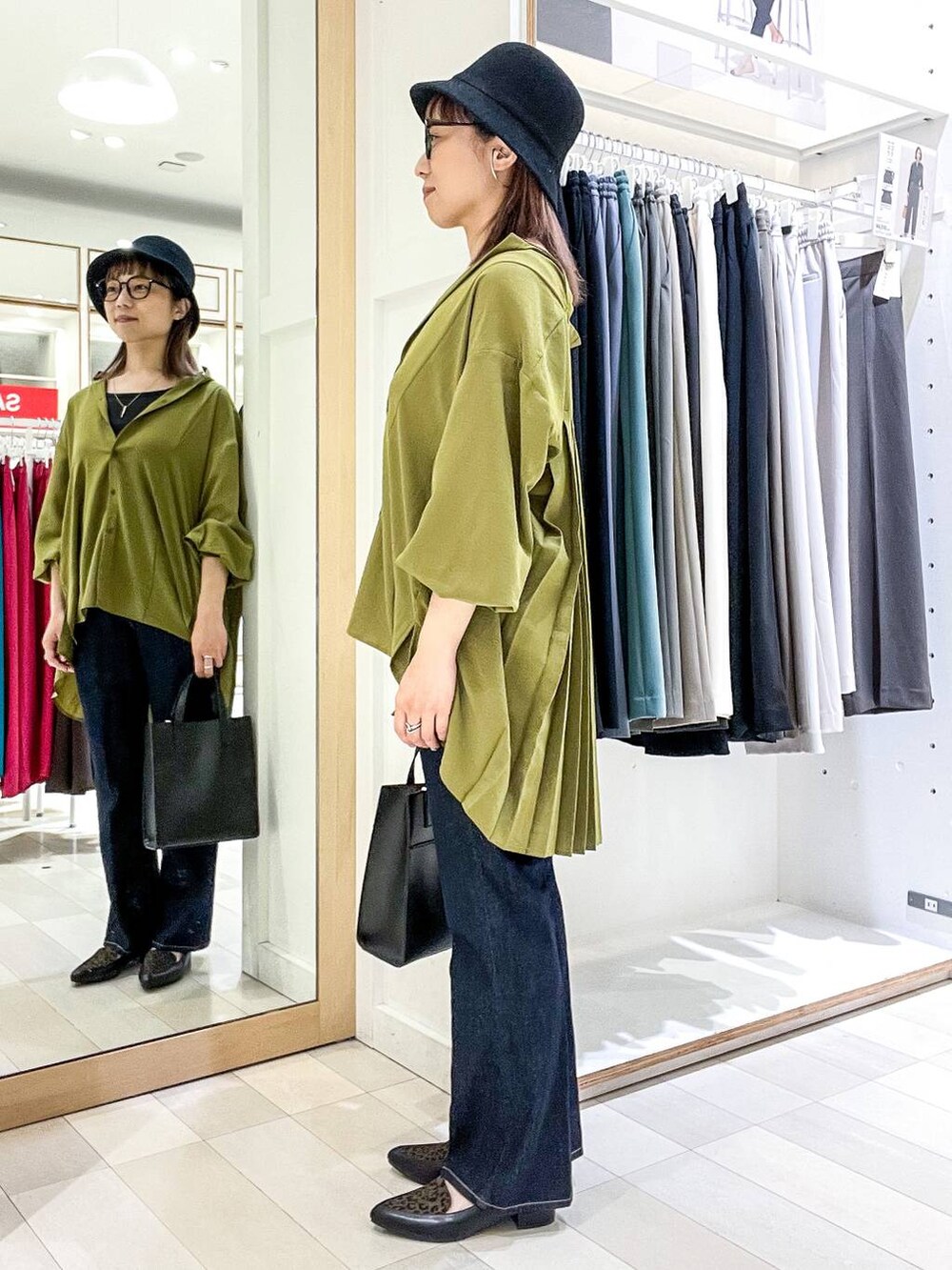 その他のパンプス、グレー系のタンクトップ、ブラック系のショルダーバッグを着用したレディースの夏コーディネートの3枚目の写真