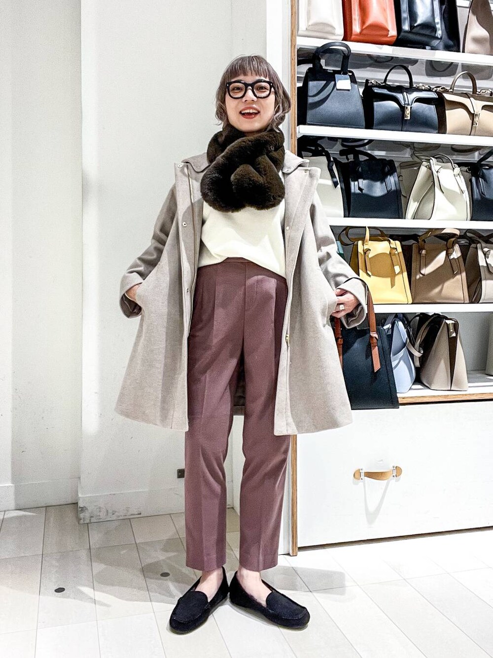 「体型カバー、きれいめ、カジュアル、コート、ニット、テーパードパンツ、着痩せ・細見え、着痩せ、冬コーデ、トートバッグ、メガネ、GLOBAL WORK」|「GLOBAL WORKのスペ軽変形3WAYBAG/172356(ショルダーバッグ、ブラック系)」を使った、バヤコさん(レディース・161cm)の冬コーディネートの2枚目の写真