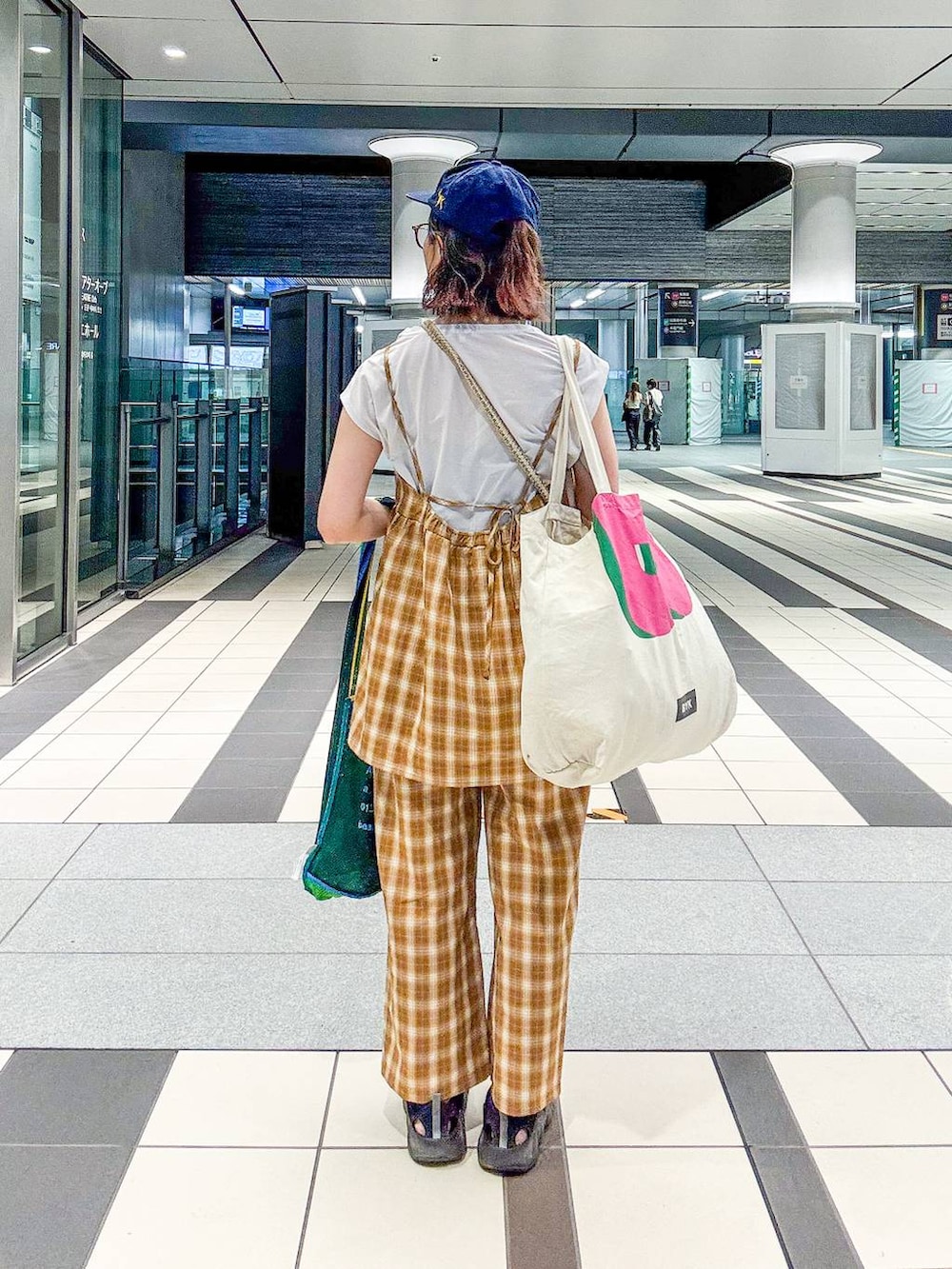 ホワイト系のTシャツ/カットソーを着用したレディースの夏コーディネートの4枚目の写真