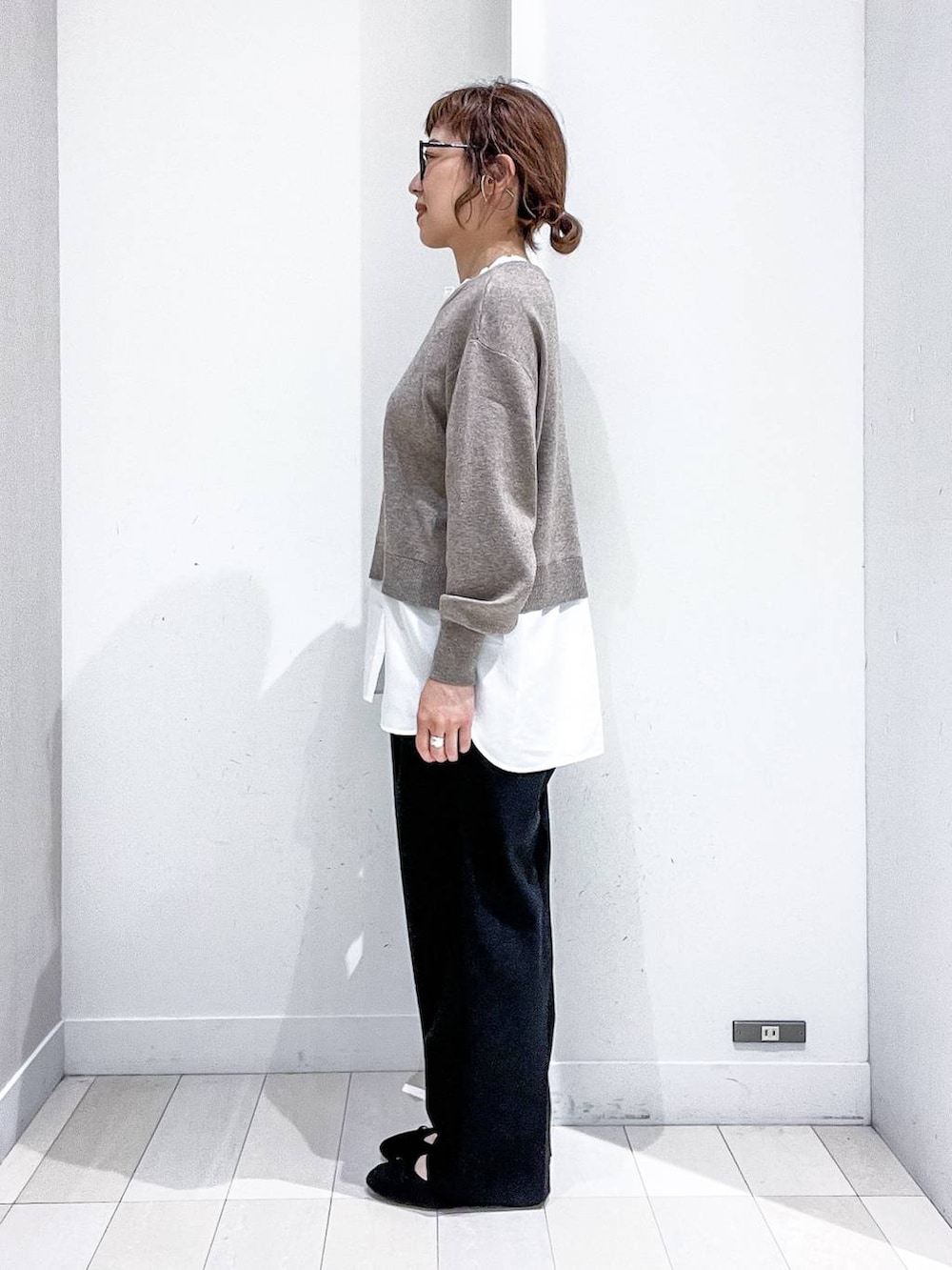 ベージュ系のショルダーバッグ、グレー系のノーカラーコート、ブラック系のその他パンツを着用したレディースの秋コーディネートの7枚目の写真