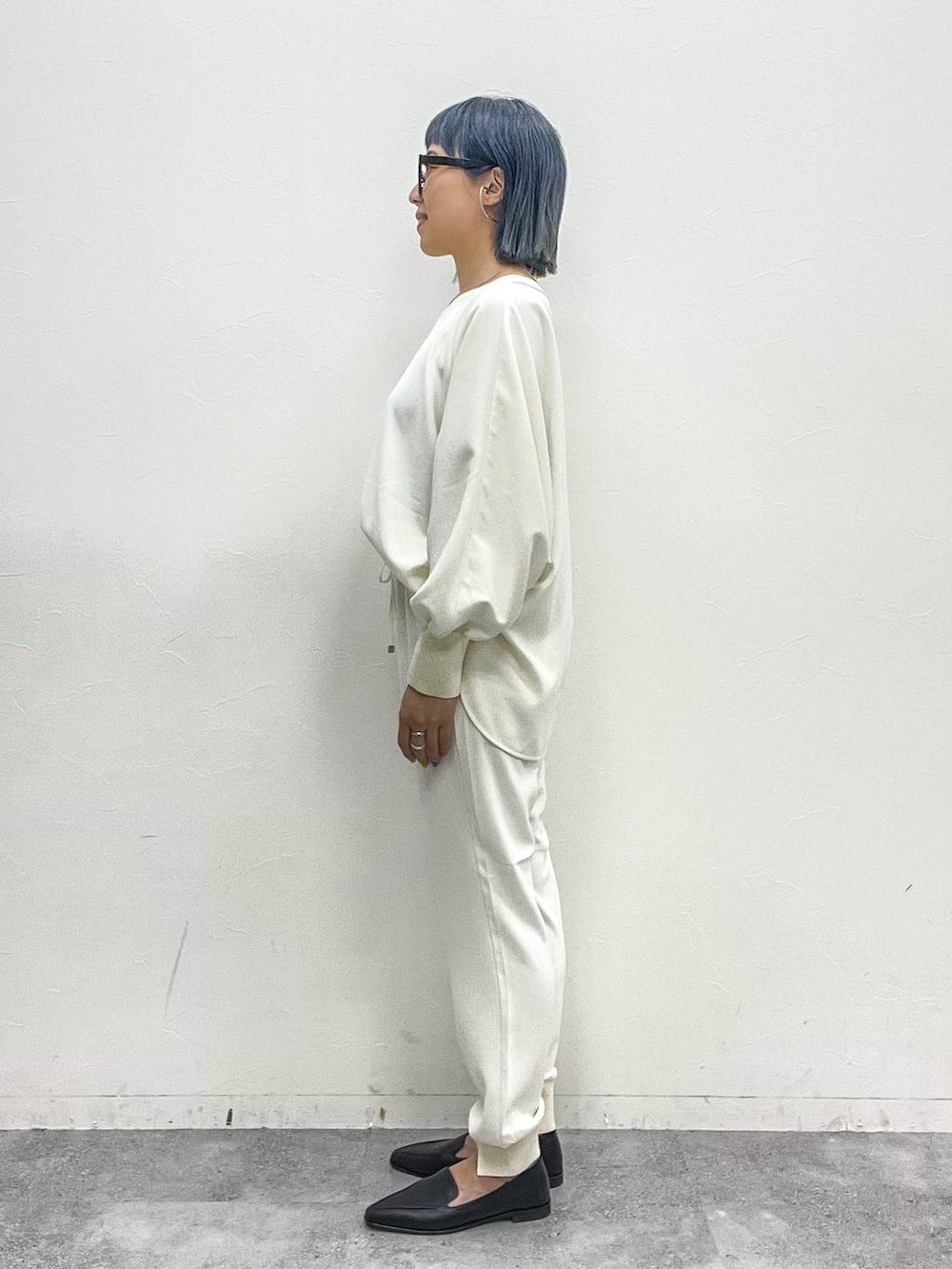 ホワイト系のトートバッグ、ブラック系のローファー、ホワイト系のその他パンツを着用したレディースの春コーディネートの7枚目の写真