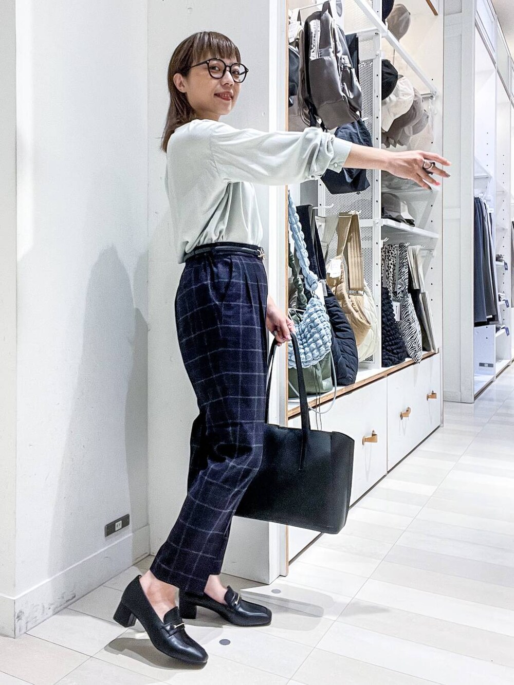 ブルー系のその他パンツ、グリーン系のシャツ/ブラウス、ブラック系のトートバッグを着用したレディースの夏コーディネートの5枚目の写真