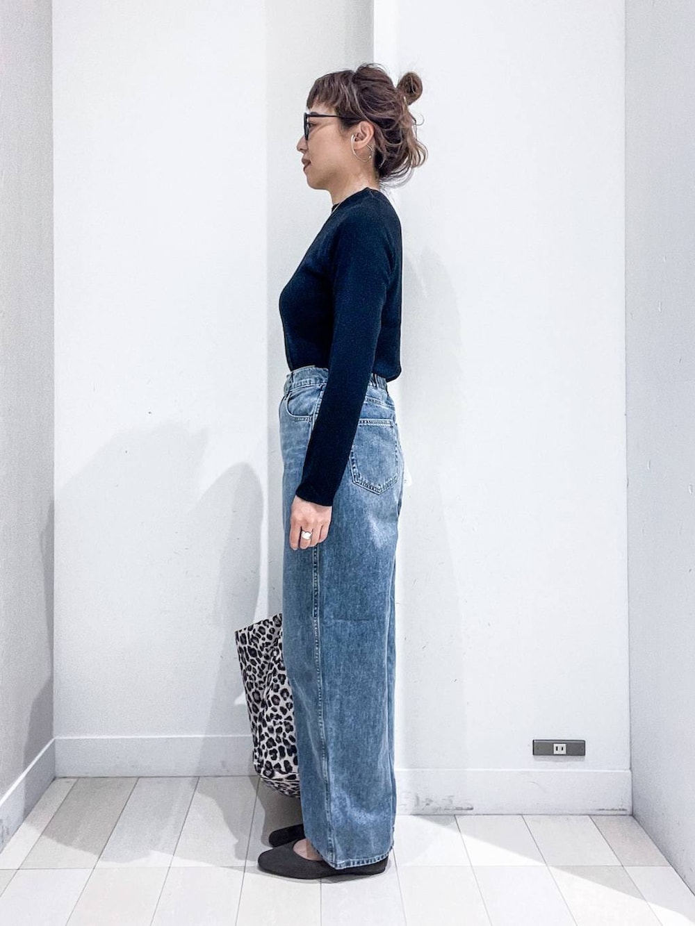 ブラウン系のピーコート、ブラック系のニット/セーター、グレー系のパンプスを着用したレディースの秋コーディネートの7枚目の写真