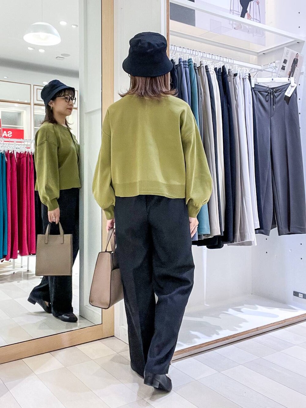 その他のパンプス、ベージュ系のショルダーバッグ、イエロー系のカーディガン/ボレロを着用したレディースの夏コーディネートの4枚目の写真