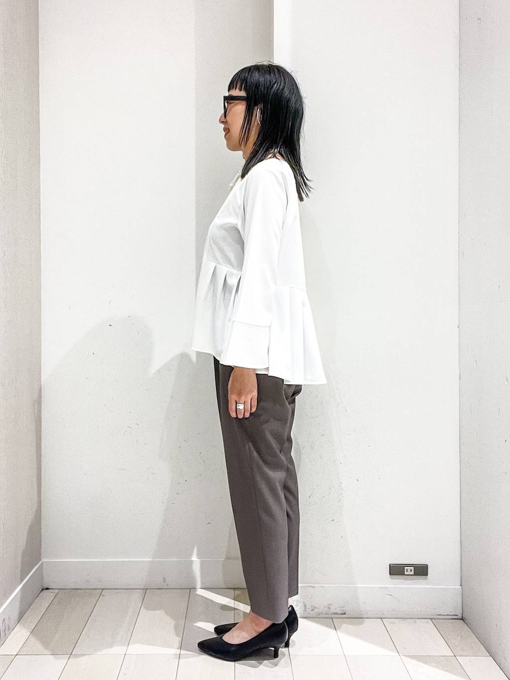 ブラック系のパンプス、ホワイト系のシャツ/ブラウス、ブラウン系のその他パンツを着用したレディースの冬コーディネートの7枚目の写真
