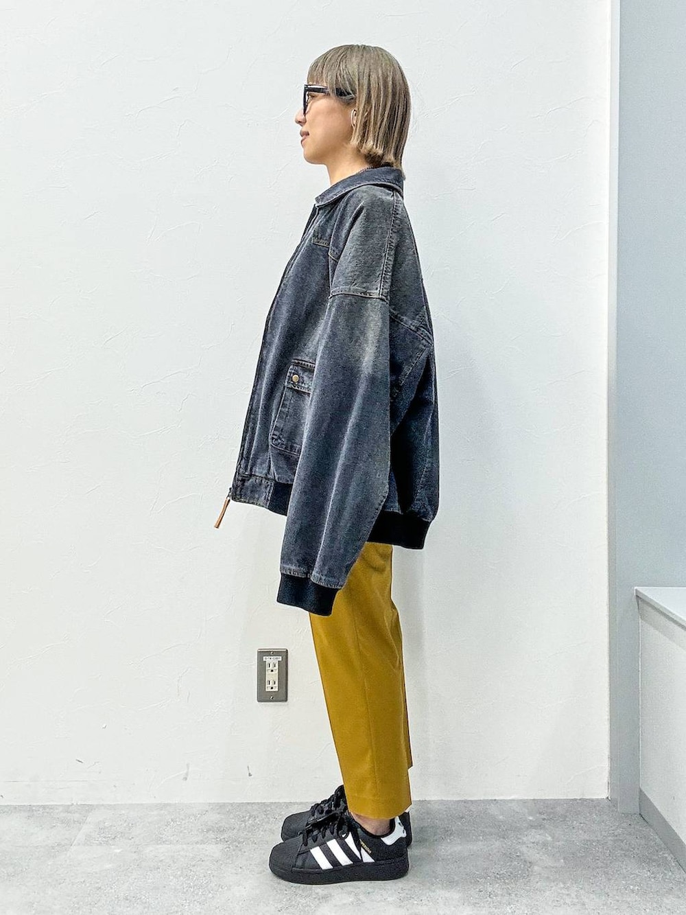 ブラック系のデニムジャケット、ブラック系のTシャツ/カットソーを着用したレディースの春コーディネートの3枚目の写真